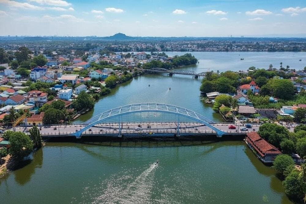 Tọa lạc tại Đông Nam Bộ, giáp Thành phố Hồ Chí Minh, sở hữu hệ sinh thái đa dạng, phong phú.